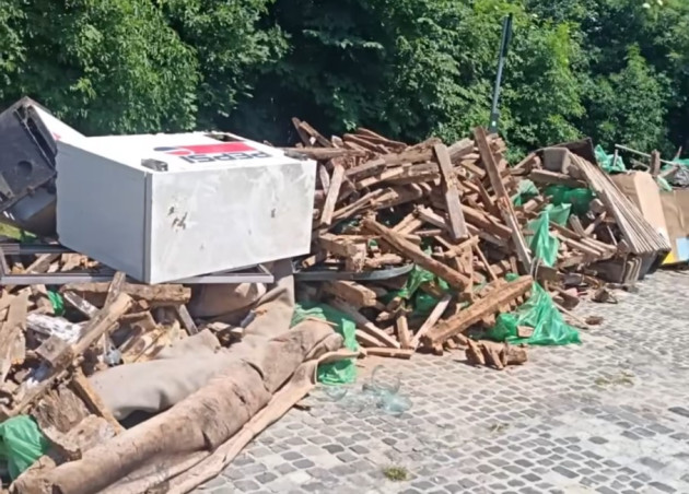 Peste 30 de metri cubi de deşeuri, scoşi de Comprest din Cetăţuia Braşovului