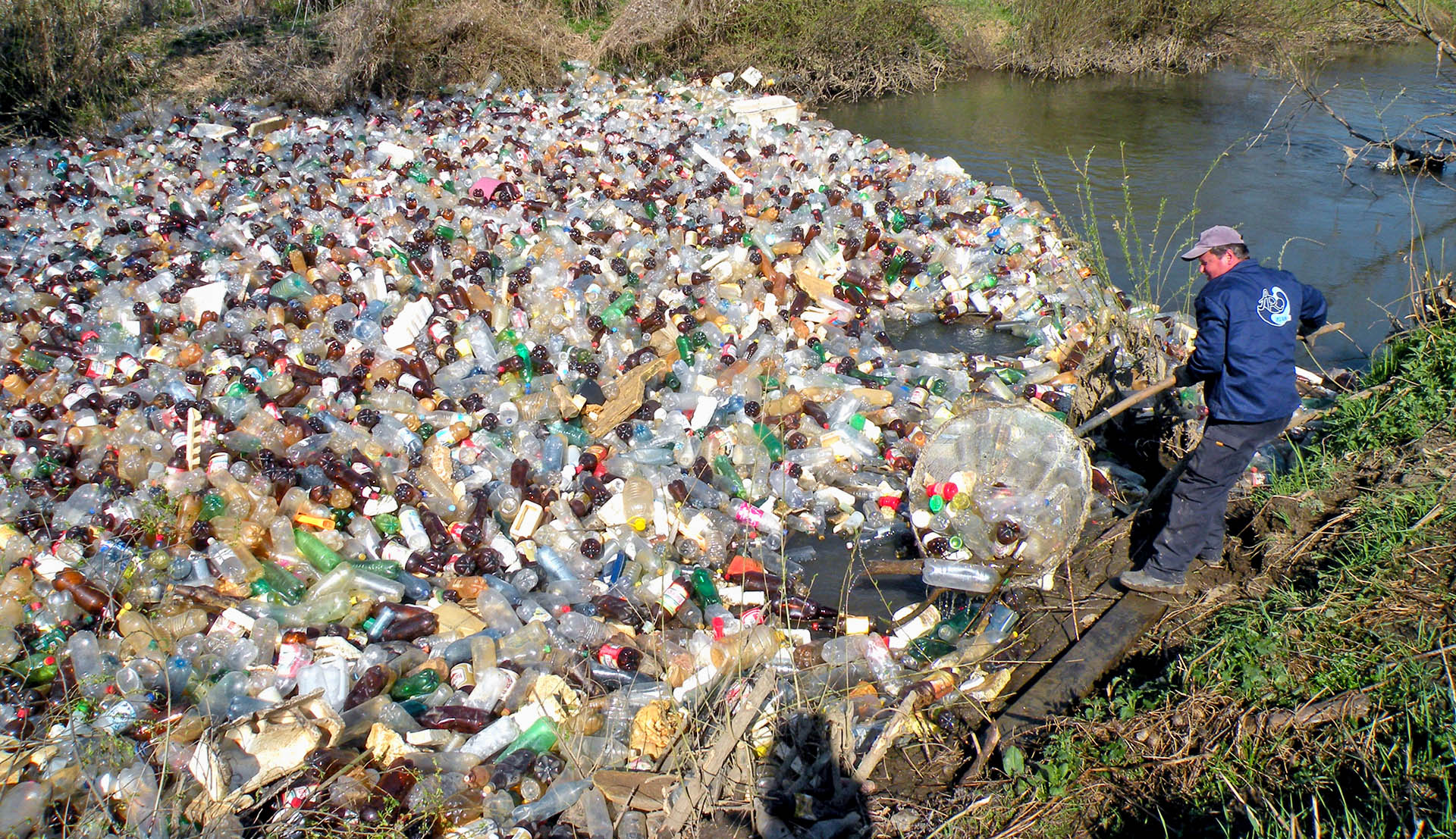 Studiu: Un român din şapte consideră că deşeurile de plastic din natură au devenit o problemă majoră în România