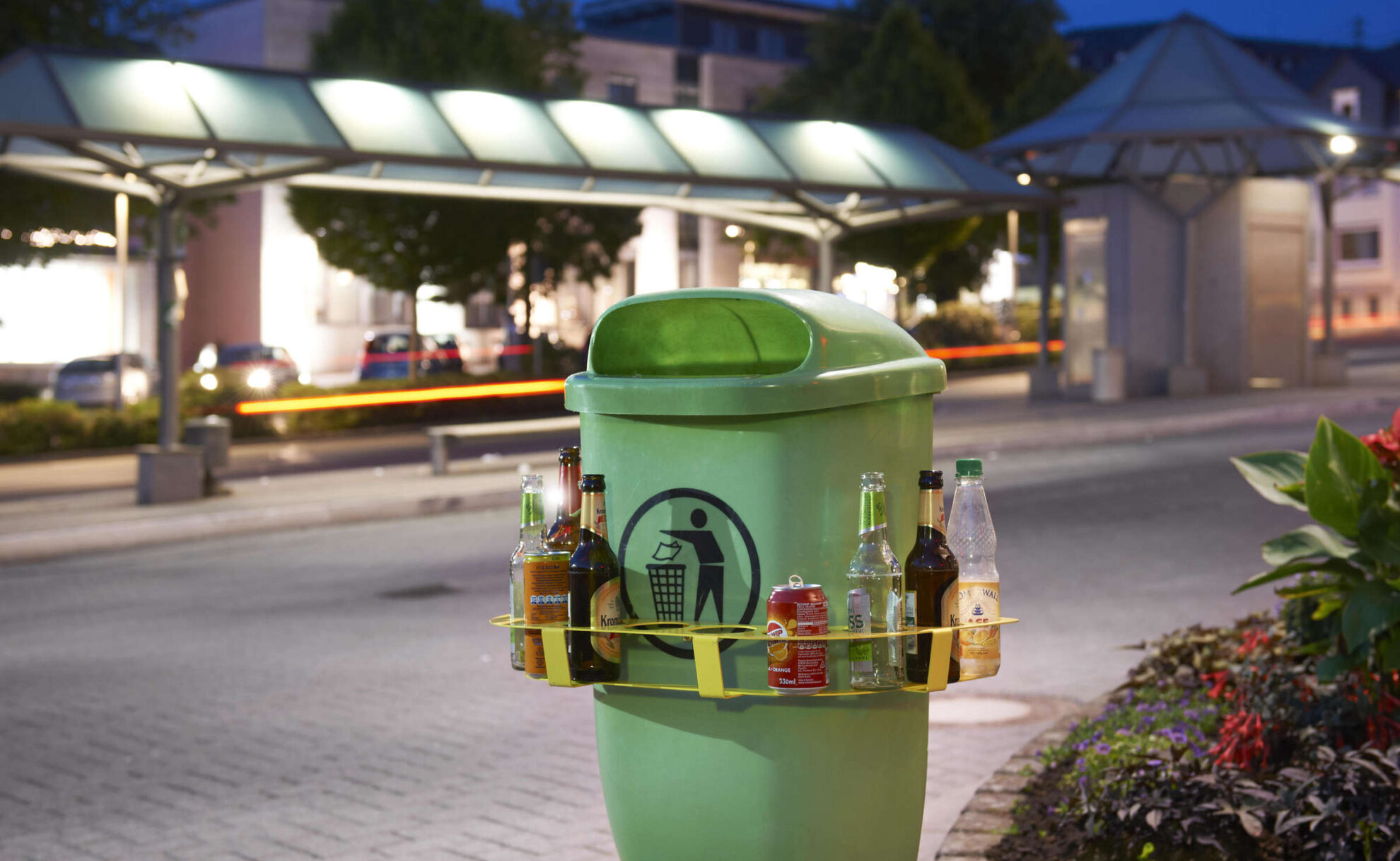 Dacă lași sticlele la îndemâna „reciclatorilor stradali“ plătești amendă