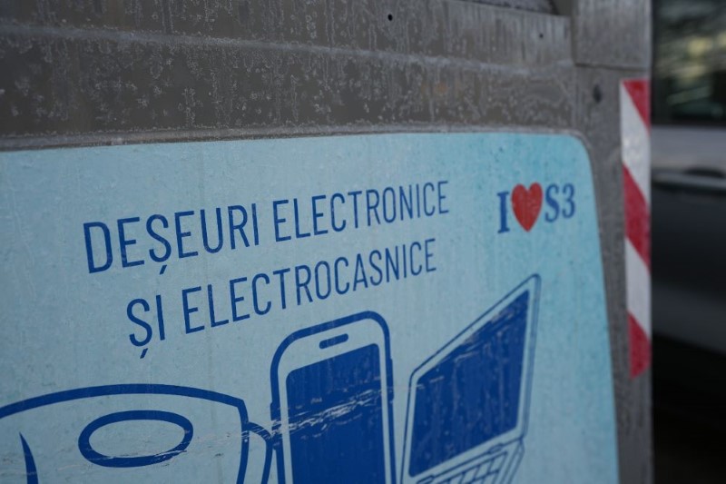 Apar containerele pentru colectarea deșeurilor electronice și electrocasnice mici