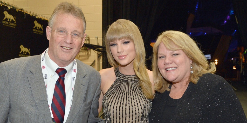 Taylor Swift's dad has a big reaction to the star's 'Karma' lyric change while with Travis Kelce