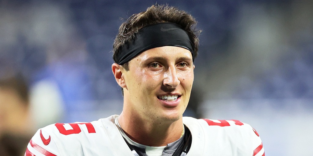 This NFL quarterback lives at home ... and his mom still makes his bed This NFL quarterback lives at home ... and his mom still makes his bed