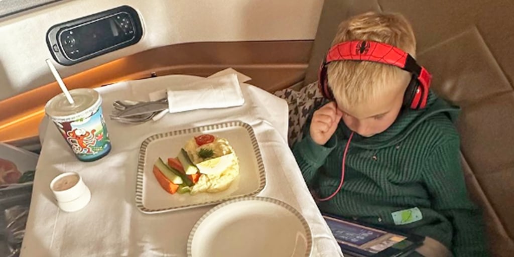 Dad sparks heated debate after allowing flight attendant to spoon-feed his 5-year-old son