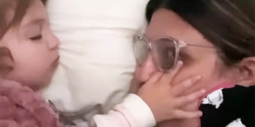 This toddler is a mastermind at getting her mom to stay with her while she sleeps This toddler is a mastermind at getting her mom to stay with her while she sleeps