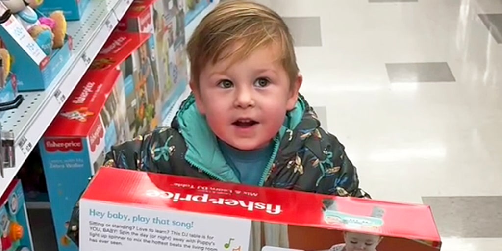 Watch this toddler outsmart his dad to get giant toy at store Watch this toddler outsmart his dad to get giant toy at store