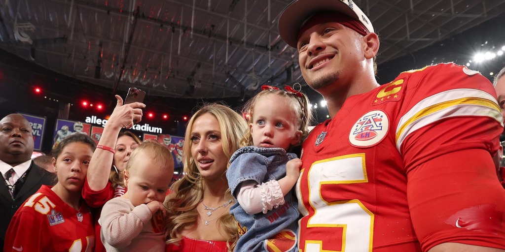 Patrick Mahomes celebrates Super Bowl win with his family on the field
