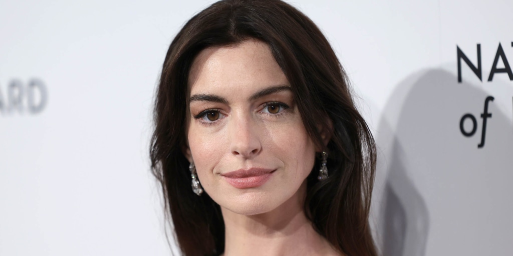 Anne Hathaway reveals she had a miscarriage, while starring in a play about pregnancy