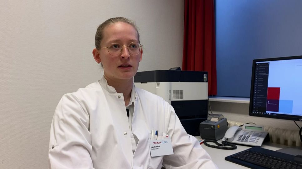 Eine Fußballerin im Arztkittel