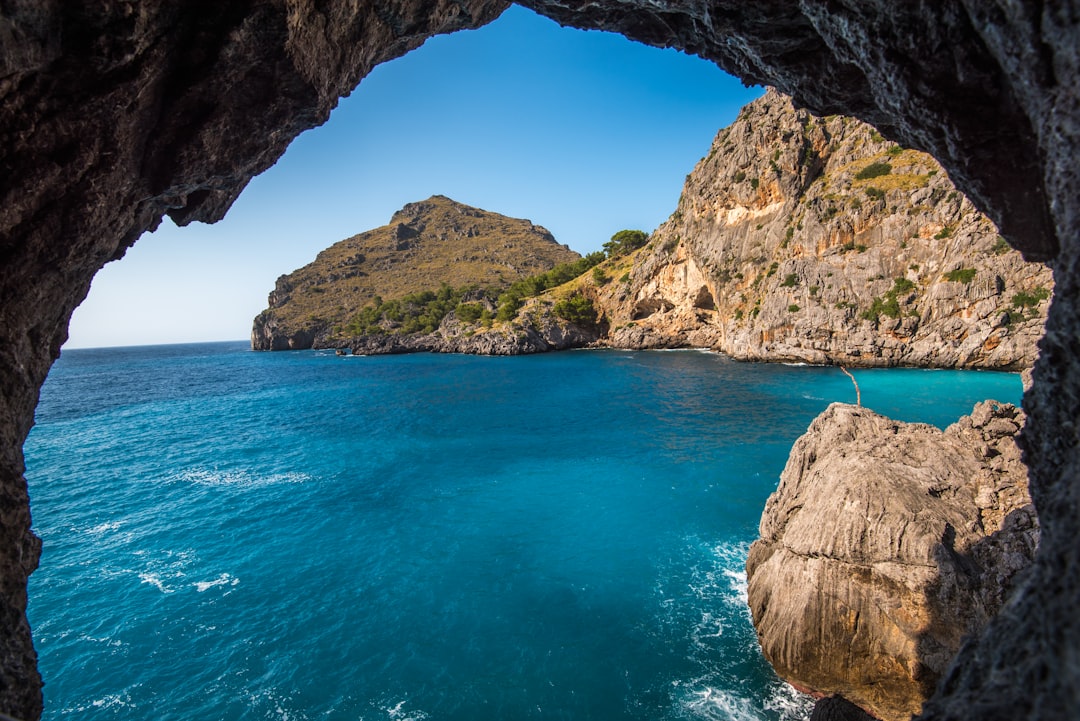 Blick aus einer Höhle auf das türkisblaue Meer